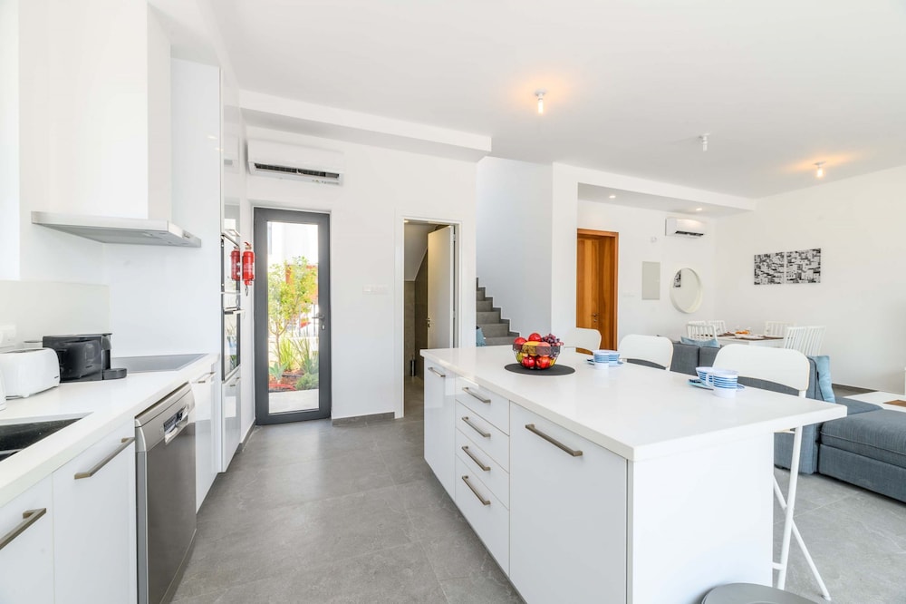 By The Beach - Sunstone Seaview Villa
