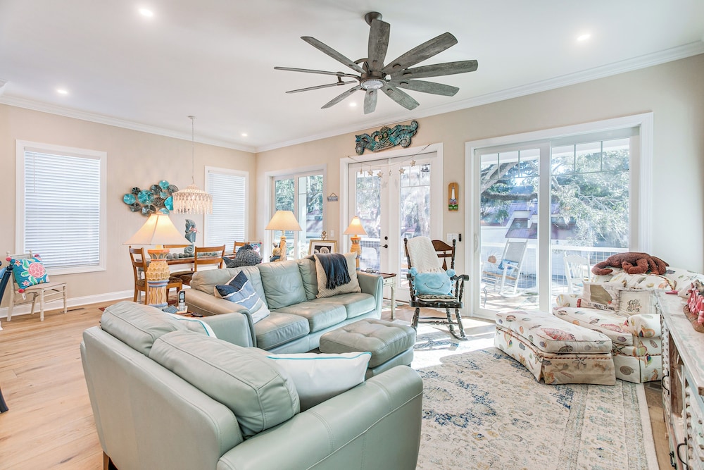 Walk to Public Beach: Hideaway in St Simons Island