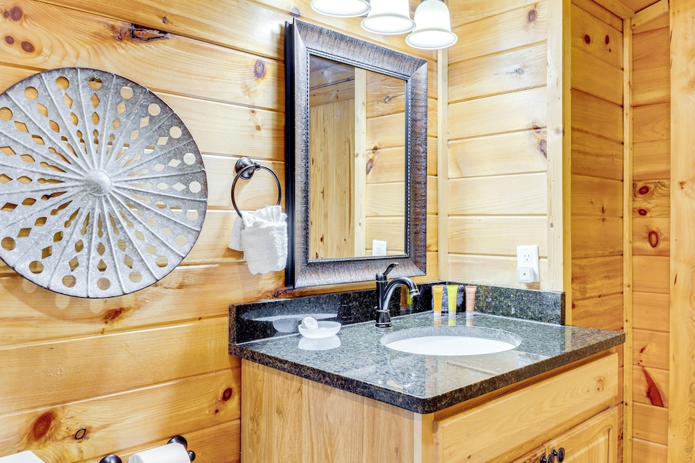 2 Mi to Dtwn Gatlinburg: Mountain Cabin w/ Hot Tub