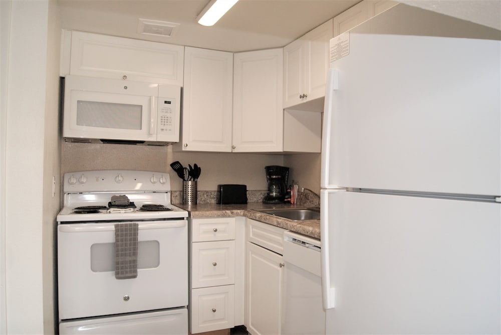 206 Fully Furnished 1BR Suite-Prime Location! by RedAwning view 4