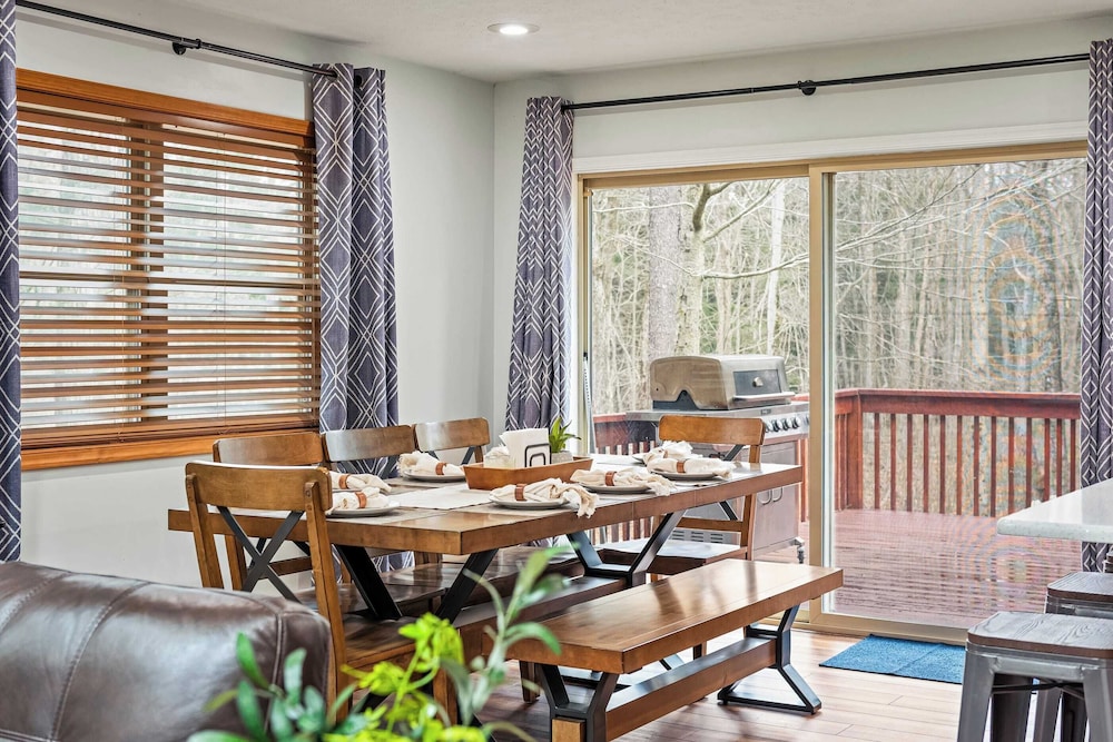 Rustic-chic Escape w/ Hot Tub, Fireplace & Nature Views Pine Woods Loft