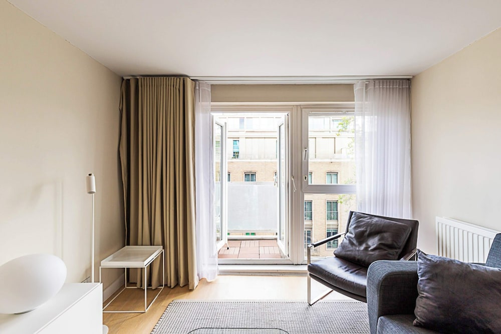 Sunny Belgravia Apartment With a Balcony view 4