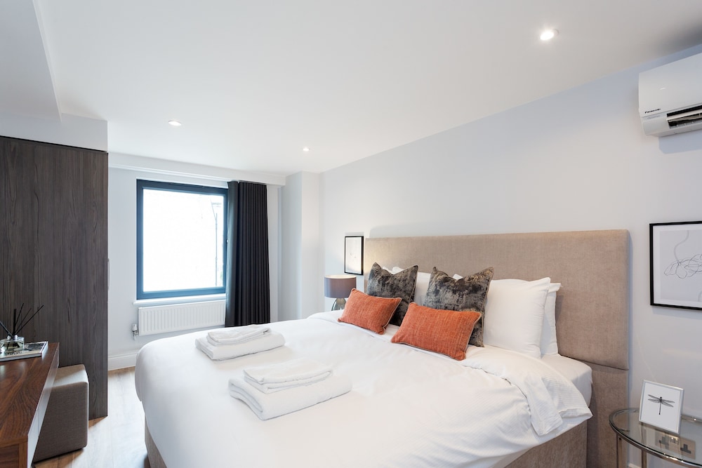 The Carlyle - Elegant Serviced Apartments