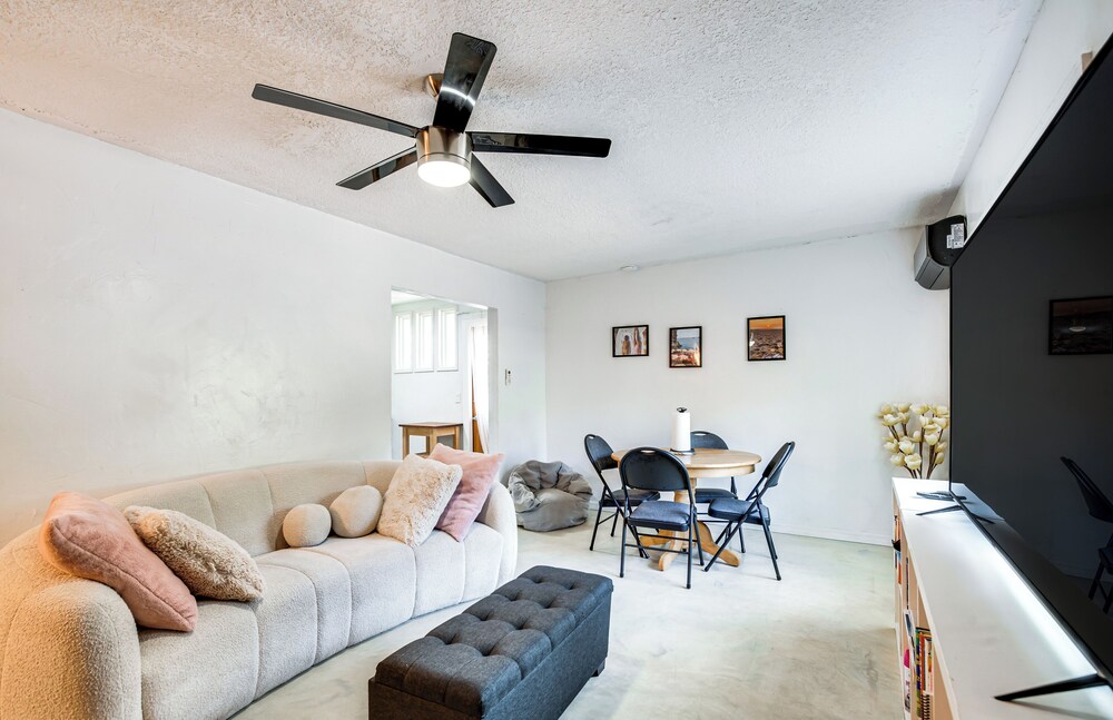 4 Mi to UF: Pet-friendly Home w/ Yard & Deck