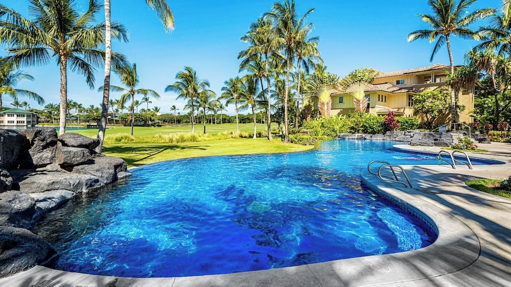 Top-floor Condo w/ Golf and Mountain Views - Pool, Gym, Wifi - Vrkcv