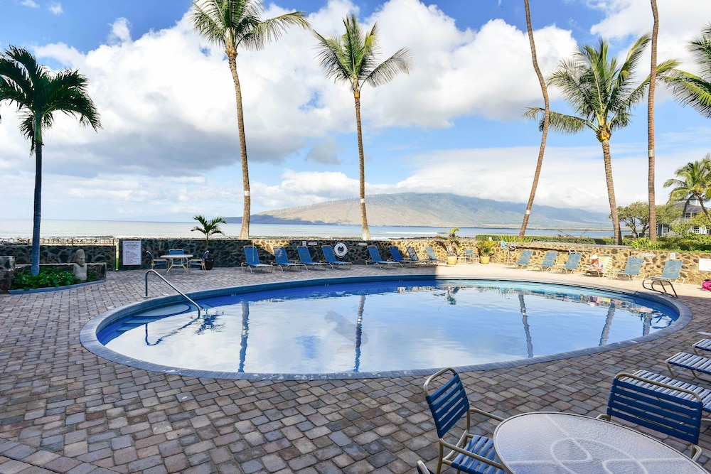 Ocean-view Kihei Condo w/ Lanai: Steps to Beach!