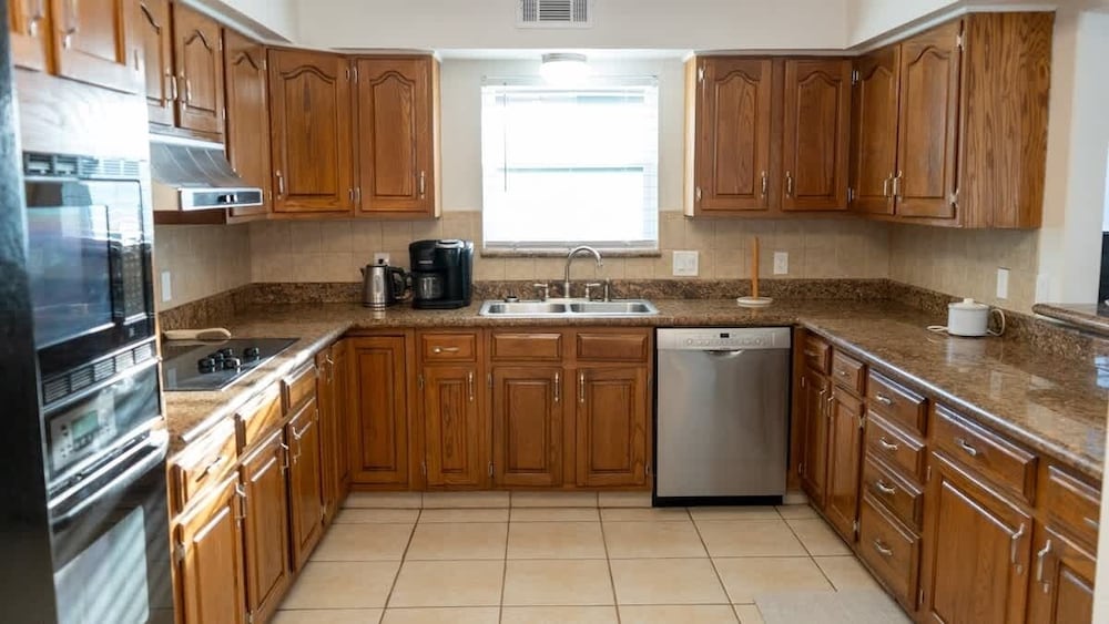 Fun Retro Island Vibe Sleeps 17 Beach 1 Block 4 Bedroom Home