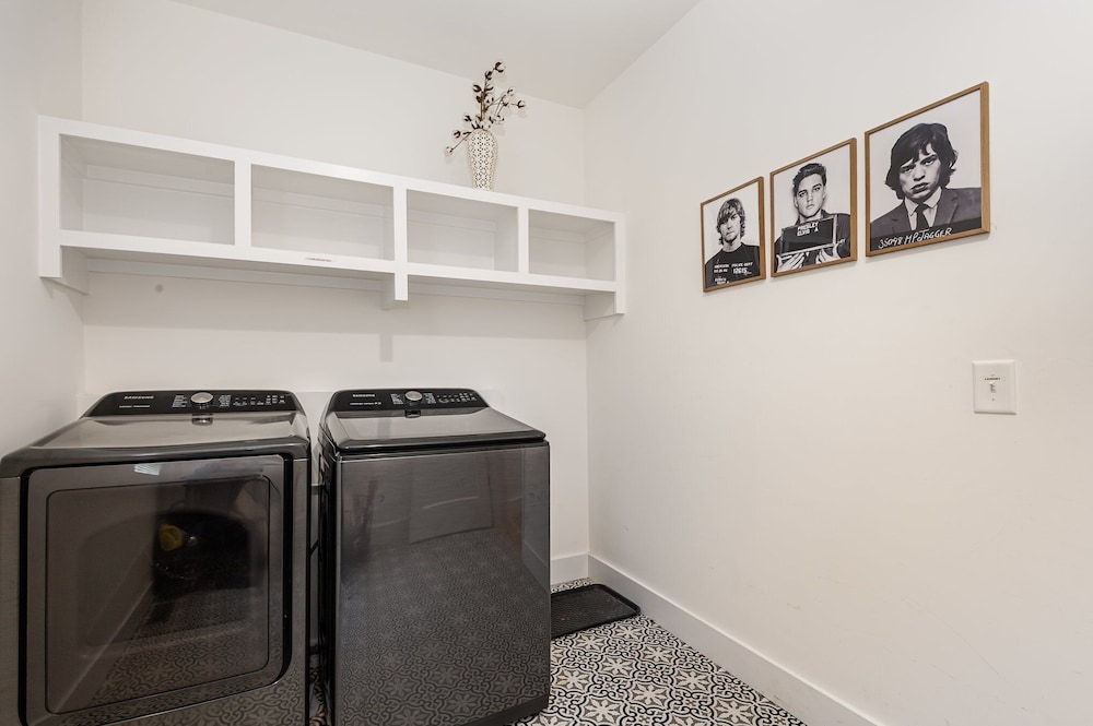 Citrine-private Patio & Balcony-near Germantown