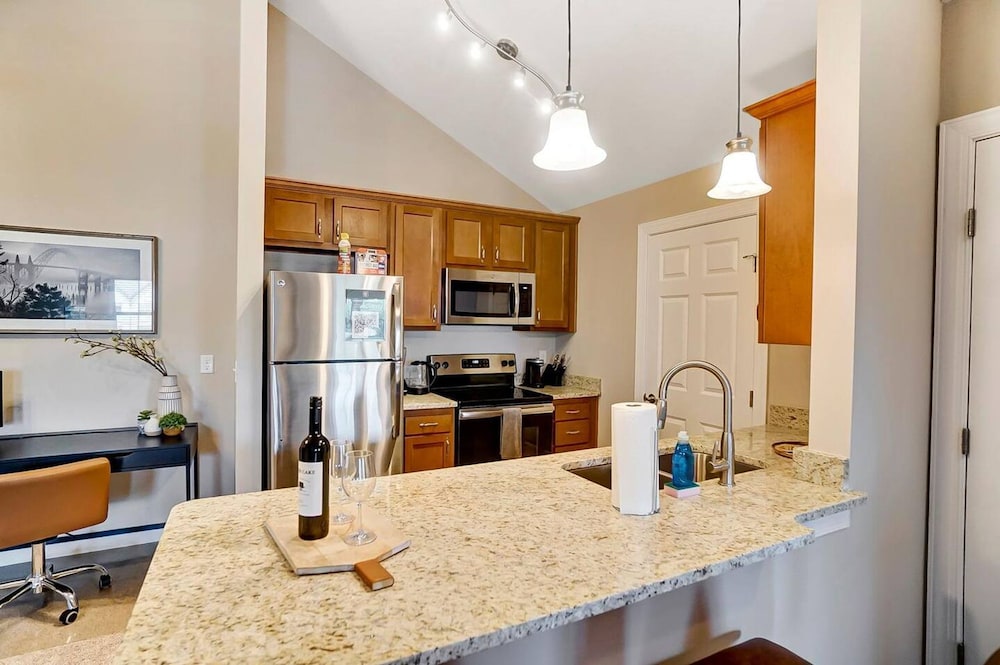 King Bed Top Floor Washer Dryer Balcony Wifi