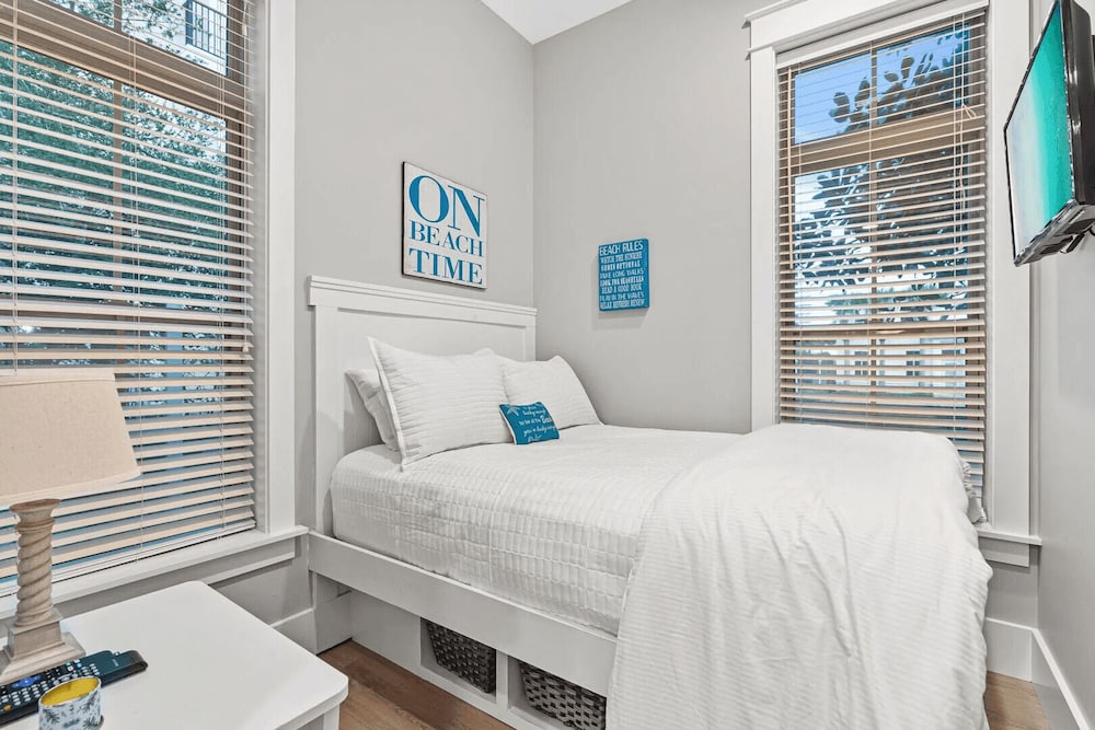 Sandy Smiles by Avantstay Seagrove Walk to Beach + Pool