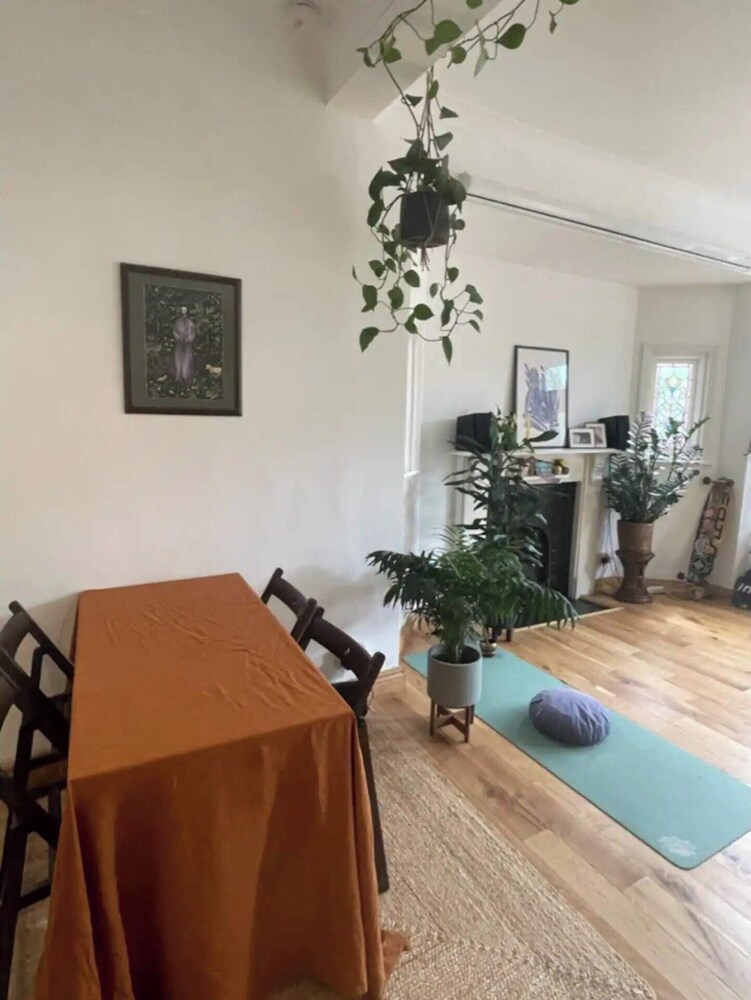 Modern Farmhouse-style 1BD Flat - Wood Green!