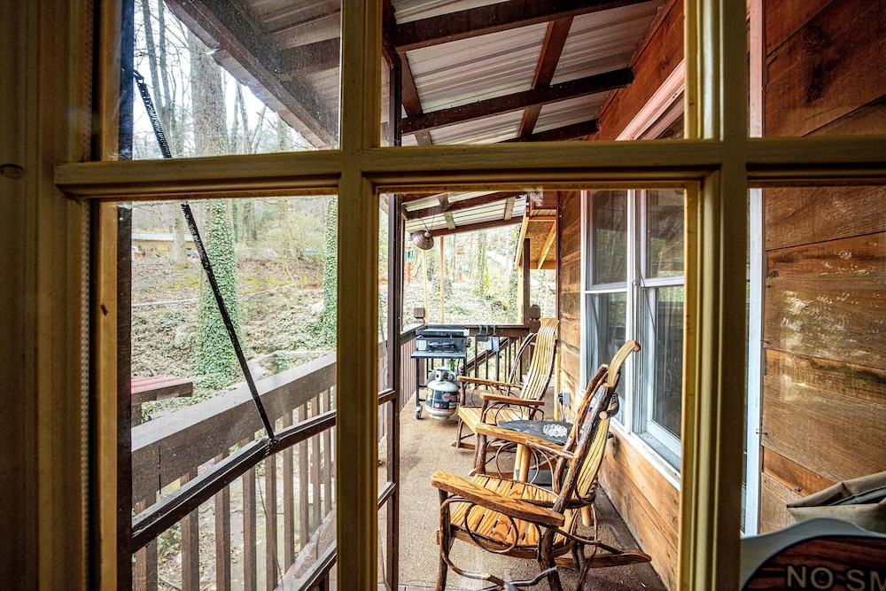Bear Creek Lodge and Cabins in Helen Ga - Pet Friendly, River on Property, Walking Distance to downtown Helen