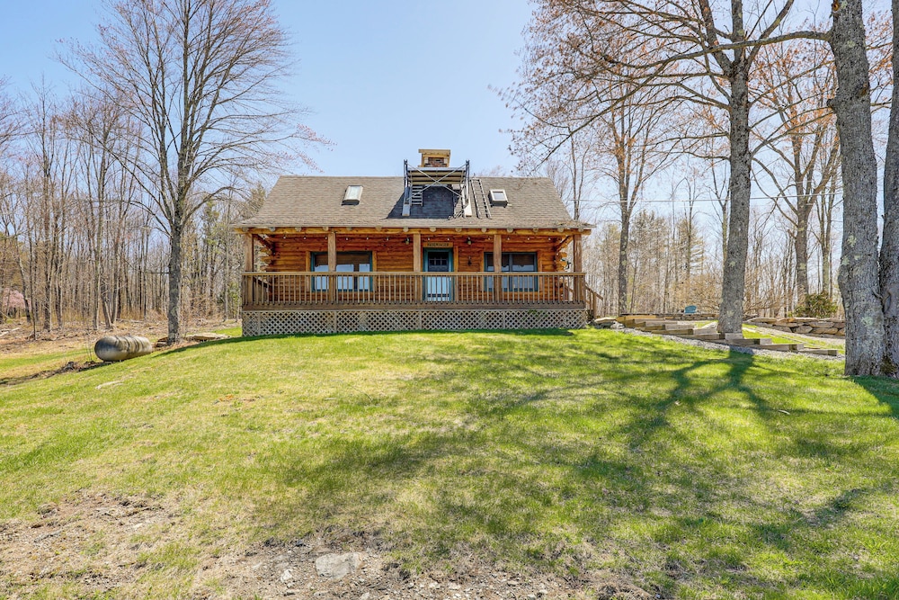 Near Trails, Lakes & Slopes: Cabin in Walpole!
