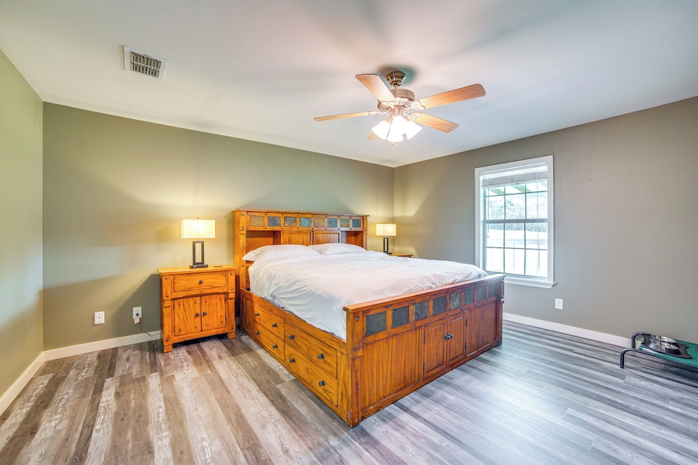 2 Mi to Lake Monticello: Home w/ Large Decks!