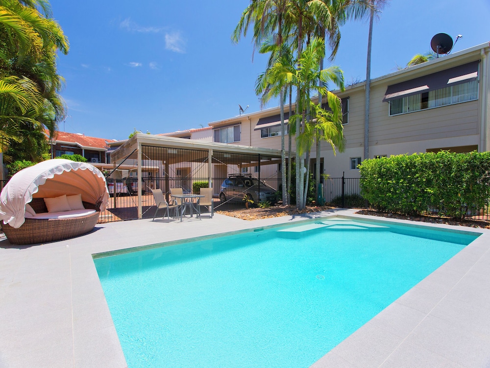 Noosa Parade Townhouse w Terrace