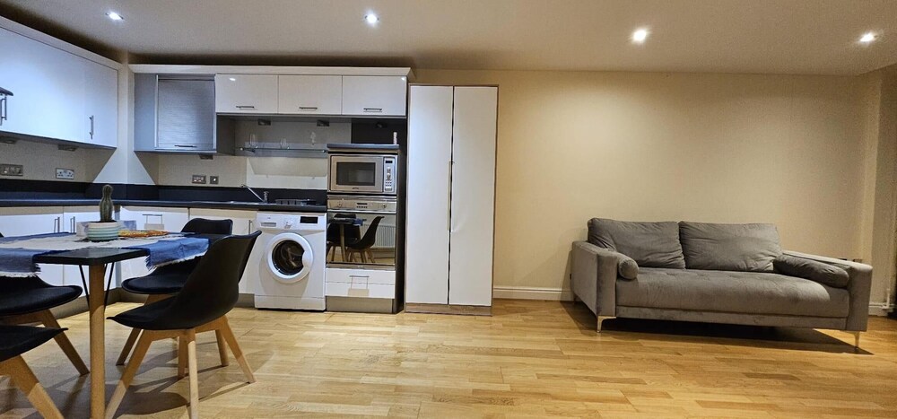 Modern & Lovely 2 Bed in London