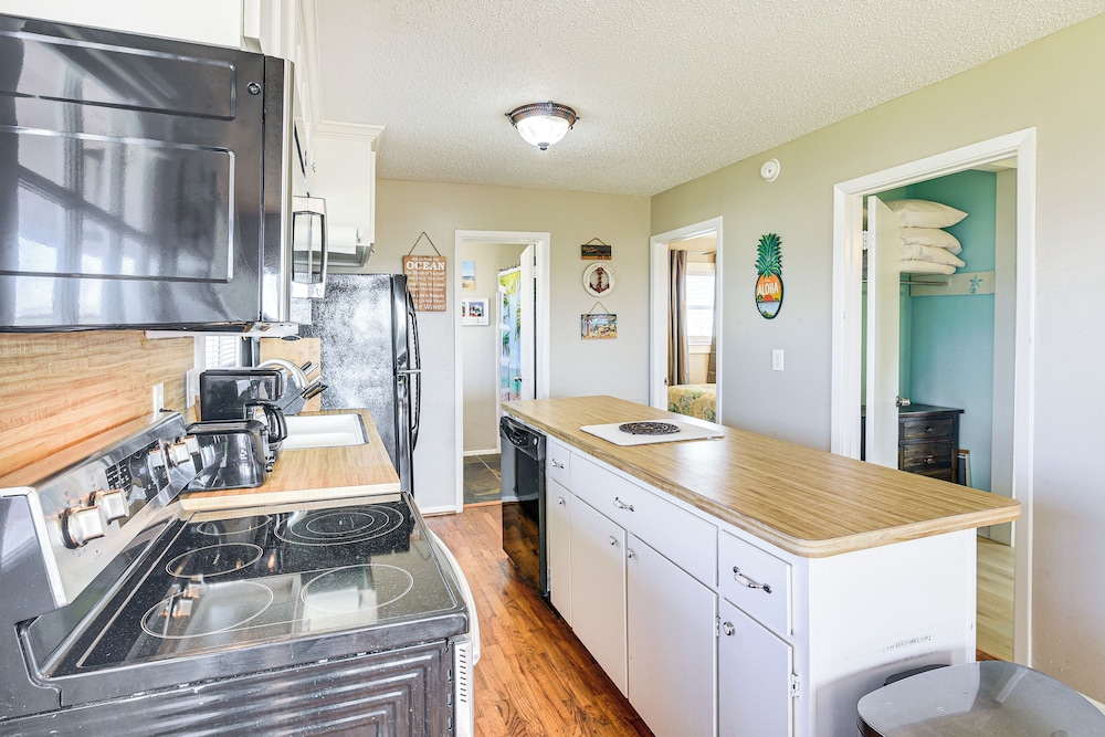Walk to Beach: Galveston Home w/ Patio & Balcony!