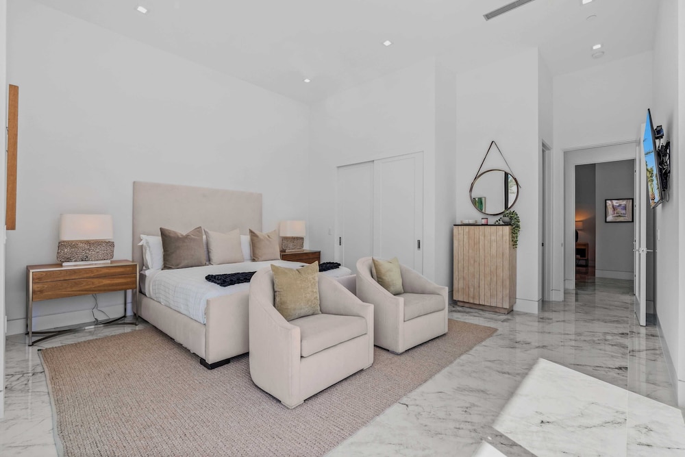 Sleeps 31 2 Luxury Villas w/ Pool + Spa, Putting Green Bravo by Avantstay