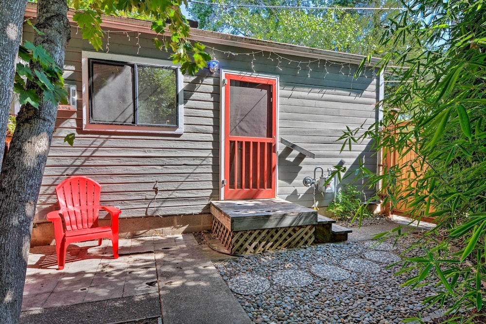 Ashland Vacations - Warm Inviting Ashland Cottage < Half-mile to SOU - Property Image 5