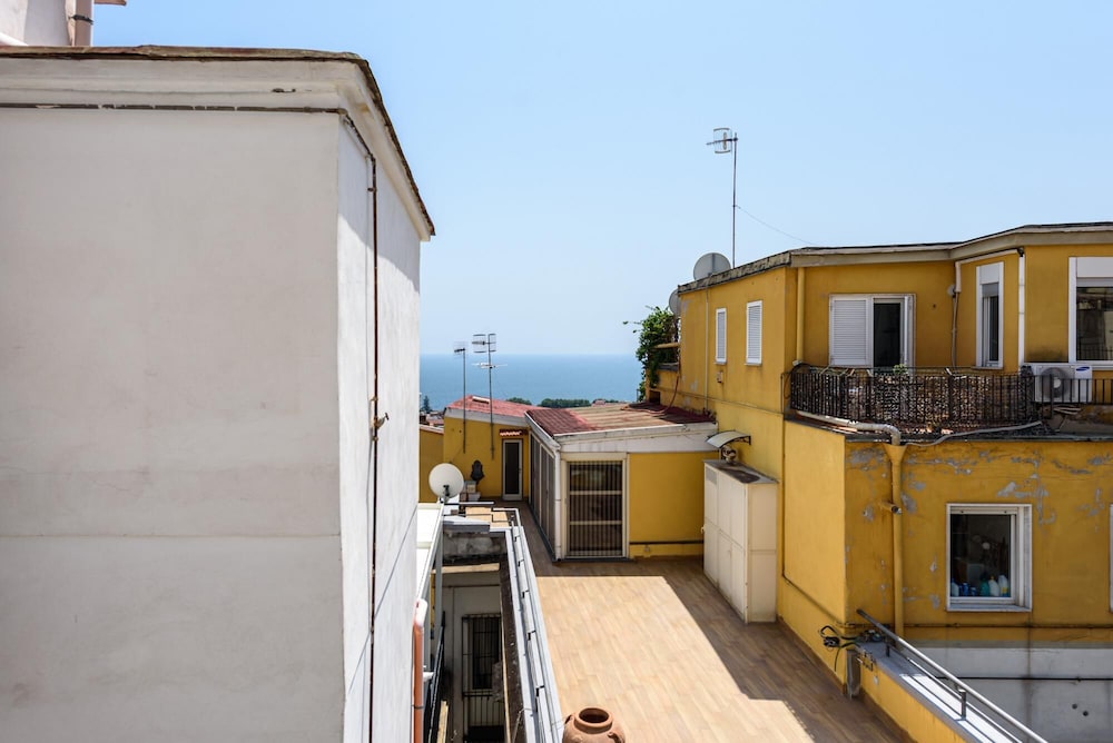Casa Rega in Naples With 1 Bedrooms and 1 Bathrooms