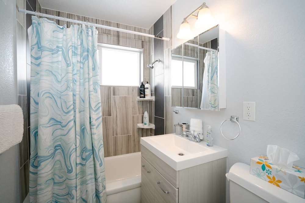 The Meadowlark Manor Spacious Backyard  Hot Tub - Property Image 11