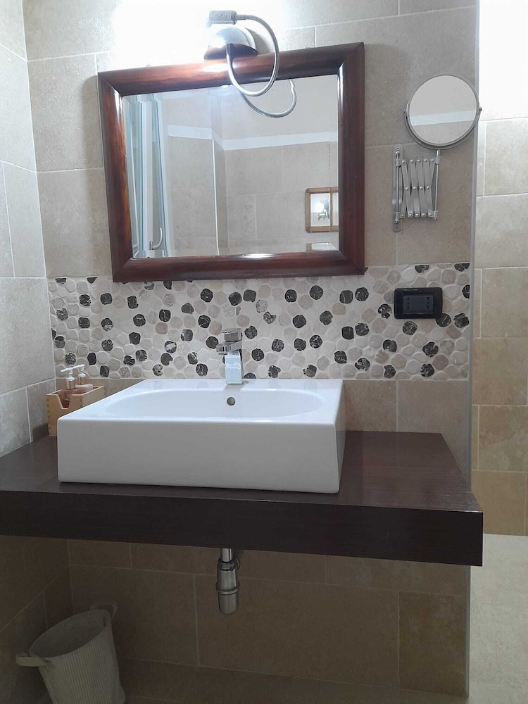 DUETERRE ROOM & HOST