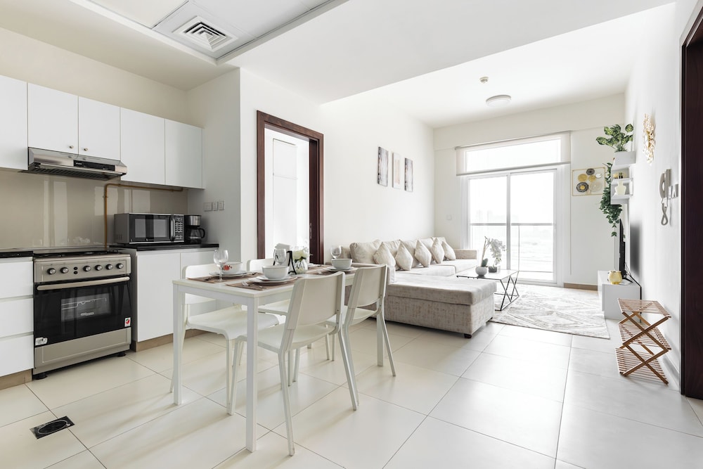 SIMPLY COMFORT Binghatti Gateway Family 2BR with Balcony, Close to Dubai Mall & Burj Khalifa