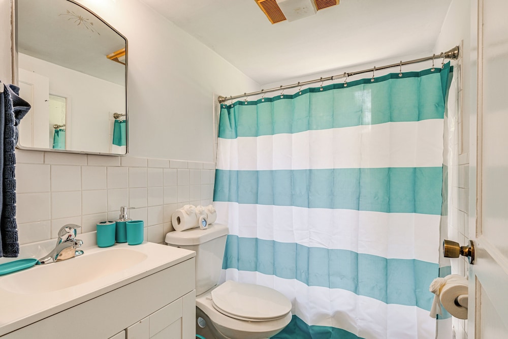 6 Mi to Dtwn: Charming Home w/ Yard in Charlotte