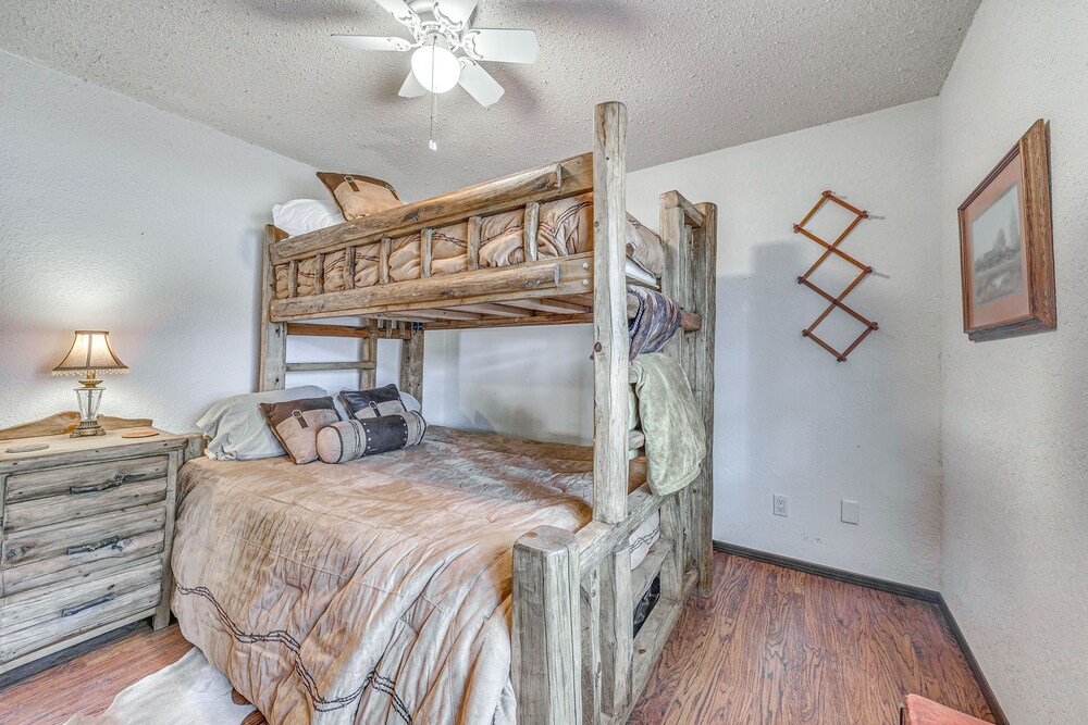 'double D Cabin' w/ Deck, 4 Mi to Grindstone Lake! view 4