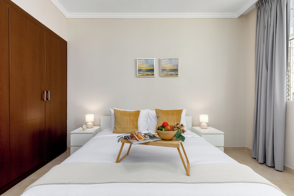 Maison Privee - Comfortable Downtown Apartment w/ City Skyline Vws