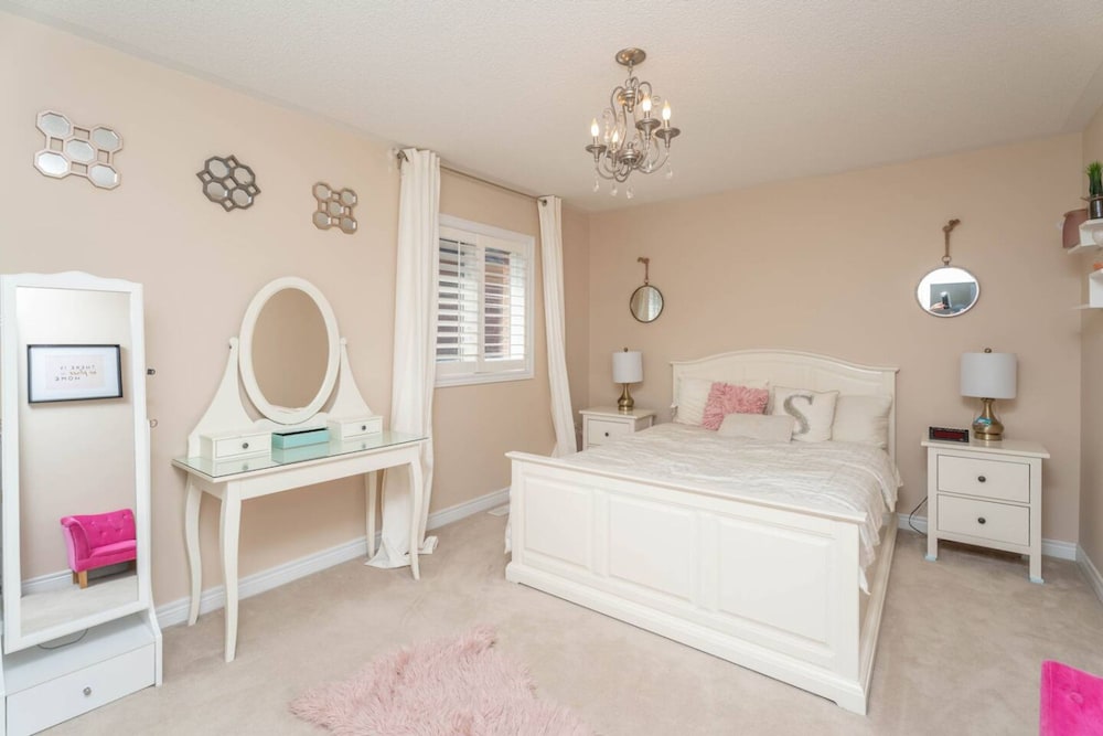 Stylish 4BR Oasis Peaceful Mississauga Location