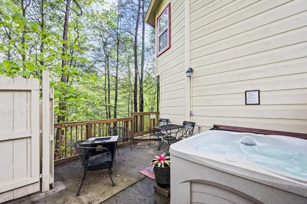 Gatlinburg Couples Retreat w Hot Tub Fire Pit
