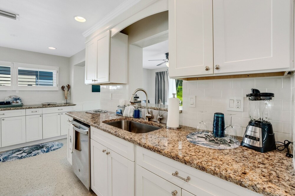 Key Lime Cove Beach House - Monthly Vacation Rental 2 Bedroom Home by RedAwning