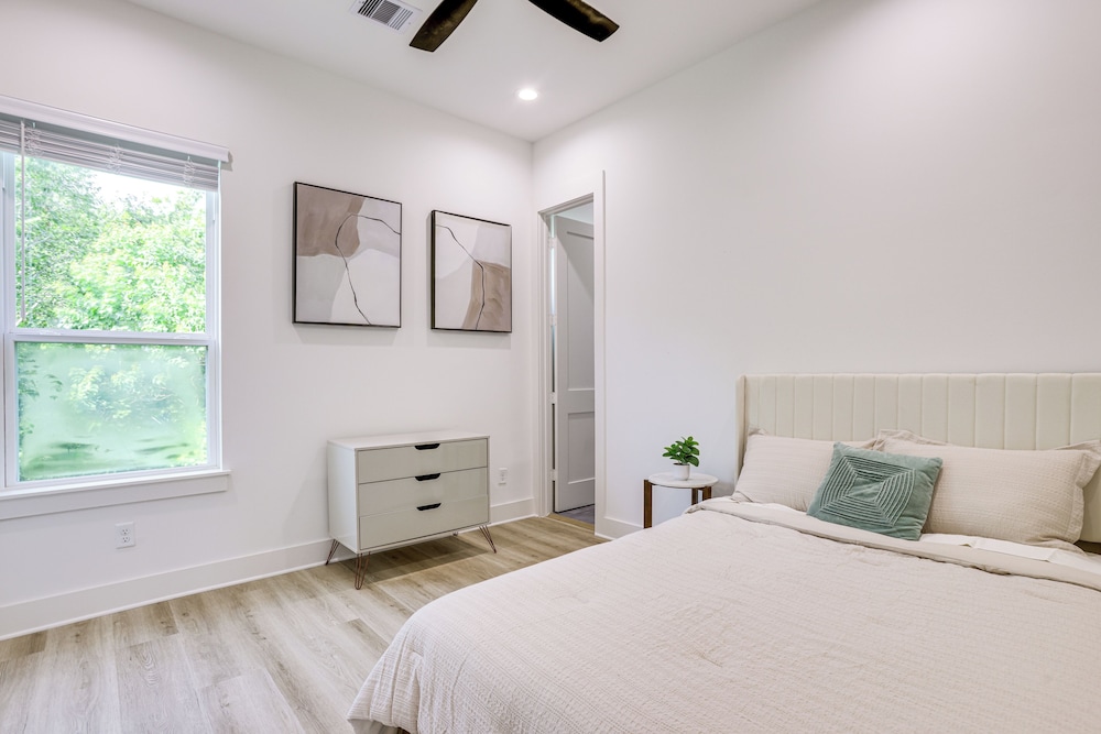 Townhome 2 Mi to Hermann Park, Zoo & Museums!