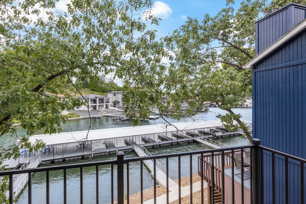 Our Cove Retreat - Perfect for Wave-free Swimming, Tanning & Prime Location Fun!