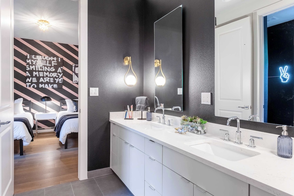 Upstay: Luxe Pool Retreat7 Min to Rainey St