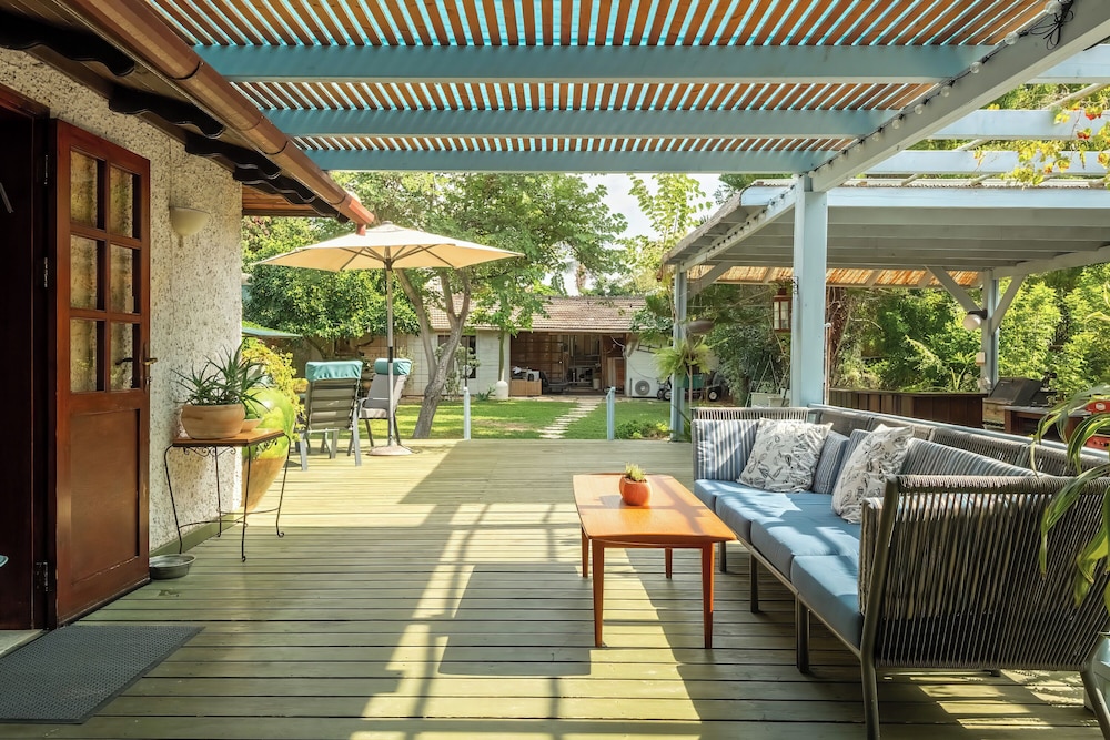 Relax in a Garden Oasis by Sea N' Rent