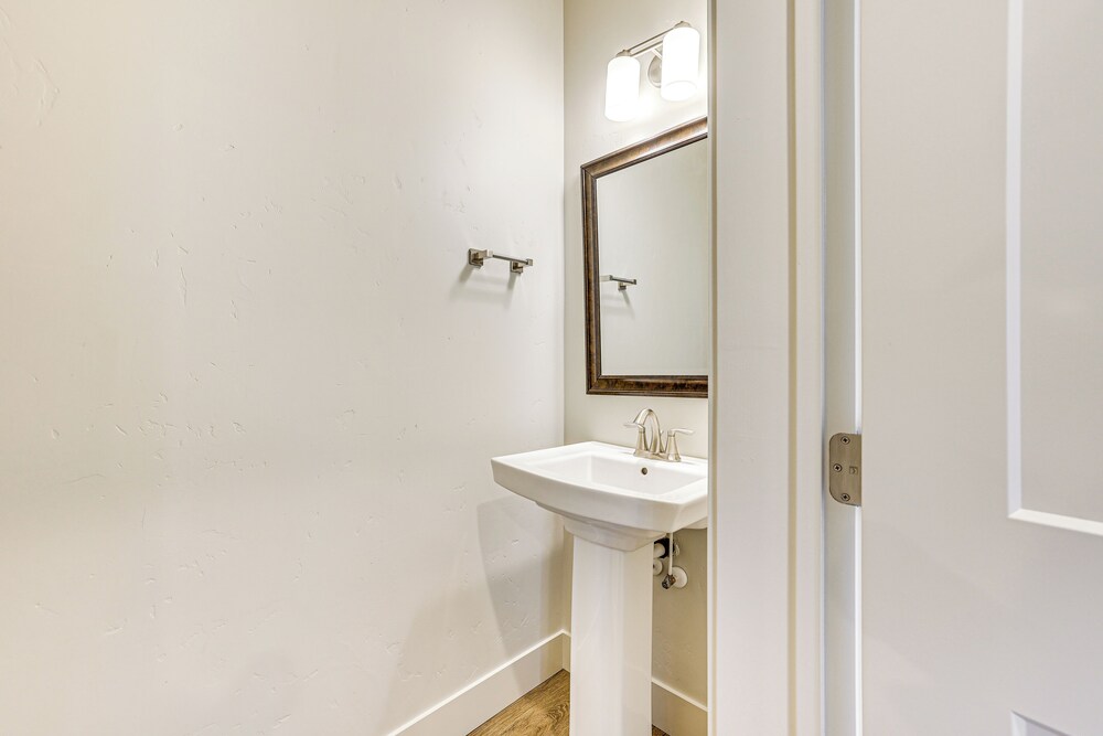 2 Mi to Dtwn: Dog-friendly Gem w/ Patio in Boise
