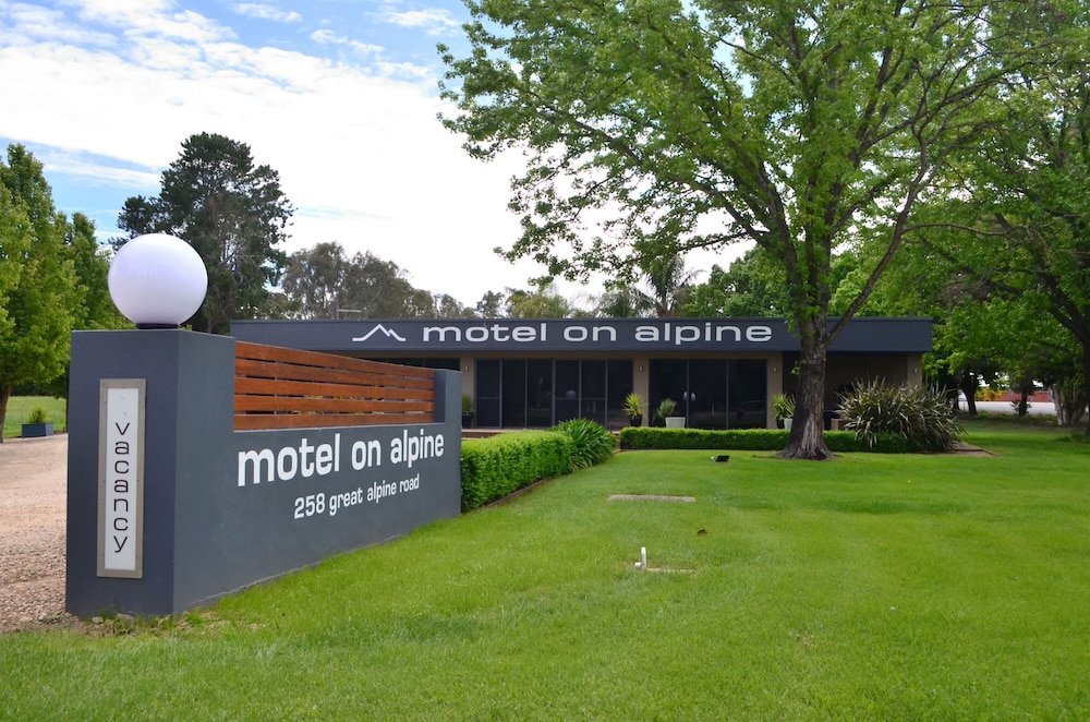 Motel On Alpine