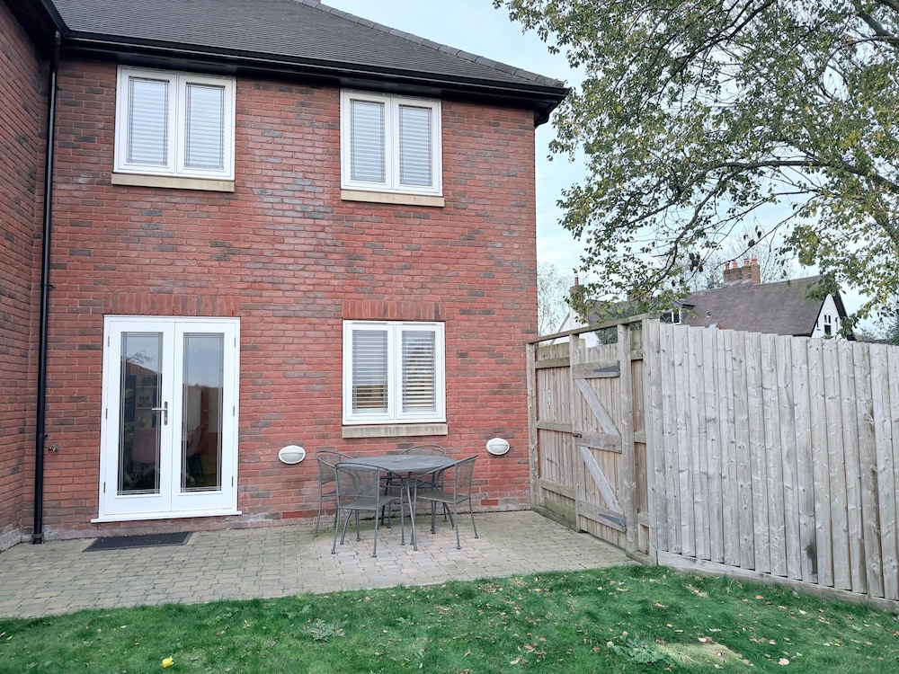 Luxury House - Sleeps up to 6 - Near Nec