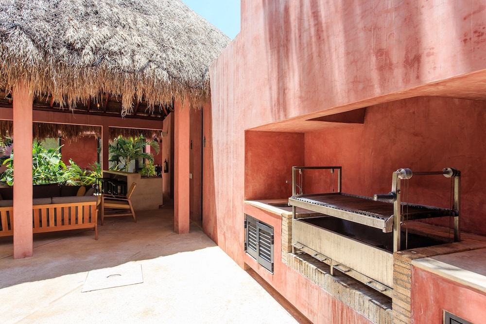 Vibrant Condo in Nature with Pool view 4