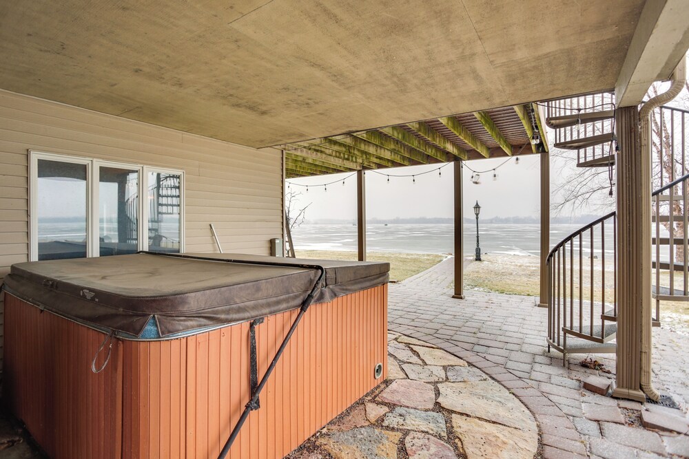 Hot Tub + Fireplace: Cozy Home on Howard Lake!