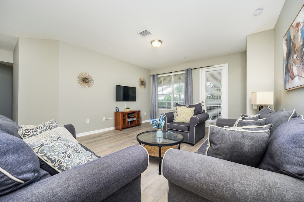 Beautiful Lake View Condo, Vista Cay-1004