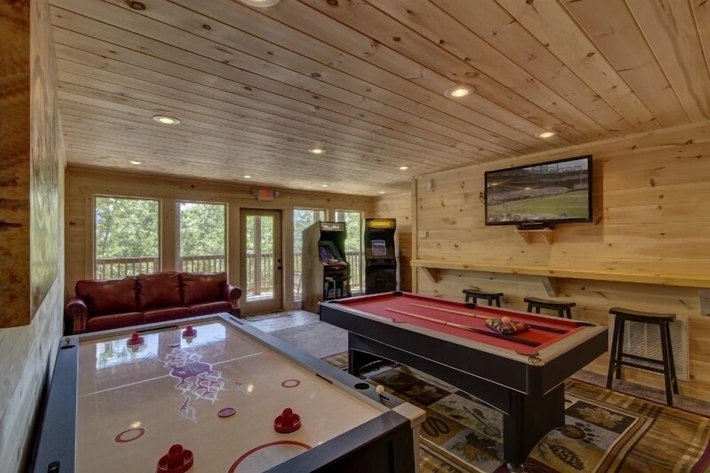 Bare Fu't Chateau - 4 Bedrooms, 4 Baths, Sleeps 14 Home by RedAwning