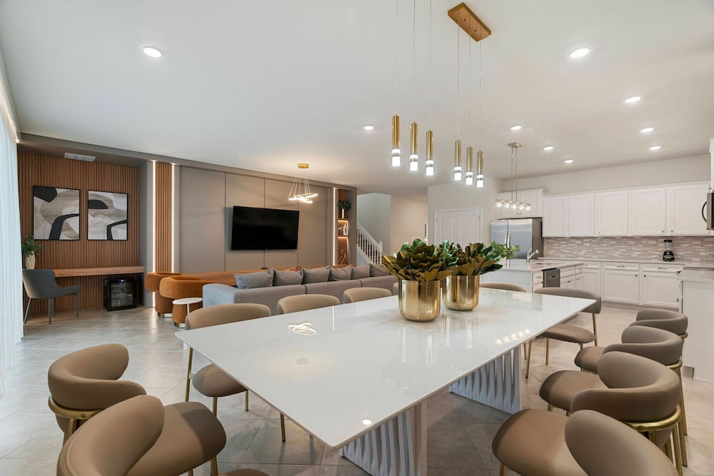 Incredible 10bd Summerkitchen Windsor Cay
