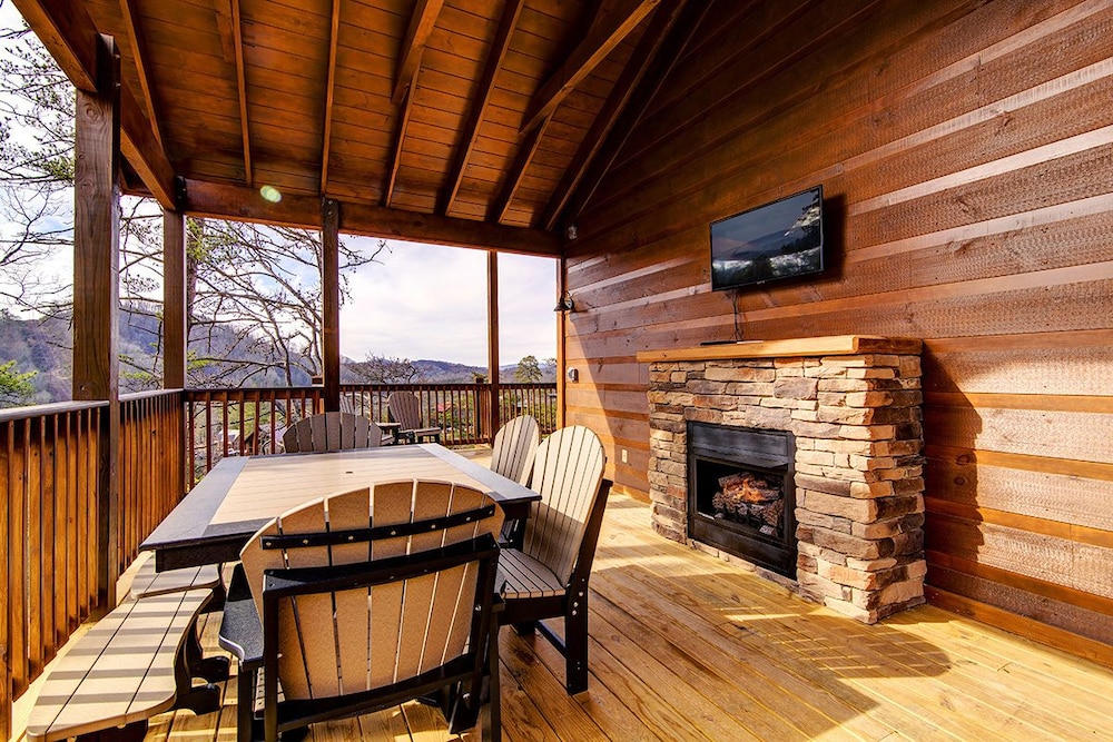 A River Runs Through It - 3 Bedrooms, 3 Baths, Sleeps 12 Cabin by RedAwning