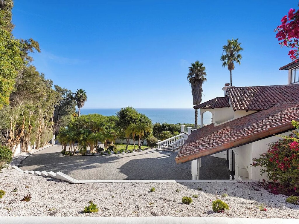 Villa Costera - Tree-lined Tranquility: 3-level Entertainer's Dream