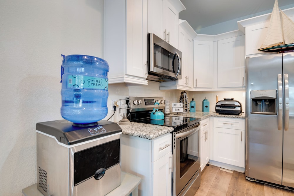 2 Mi to Lake Conroe Access: Home w/ Pool Table!