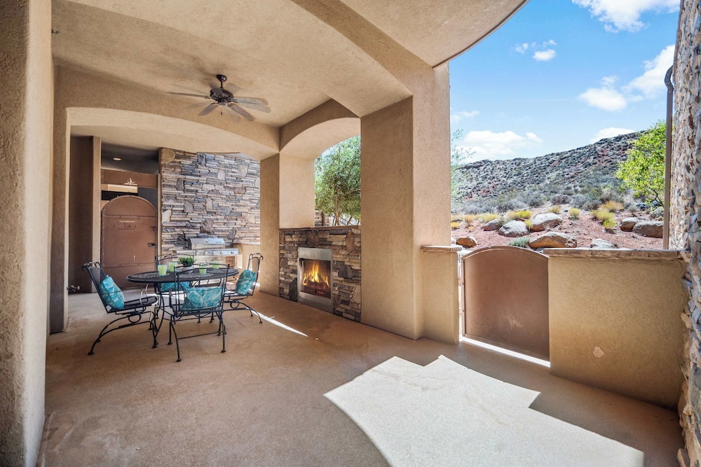 Pool & Sunshine Retreat - Resort-style Amenities