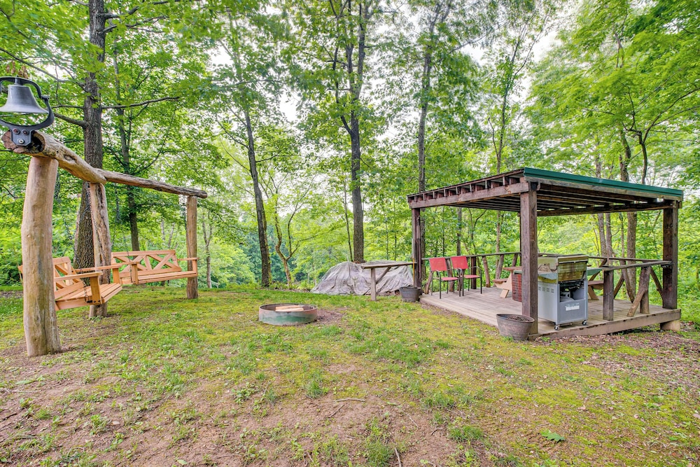 Pond & Fire Pit: Charming Log Cabin Near Blue Rock